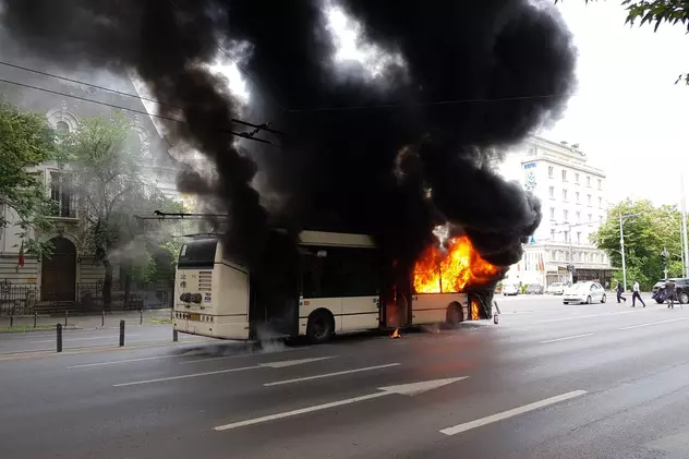 Un troleibuz a luat foc în centrul Bucureștiului. Foto: Ciprian Ciucu / Facebook