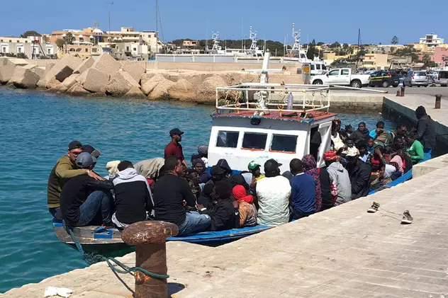 Migranți salvați în largul coastelor insulei Lampedusa, din Marea Mediterană