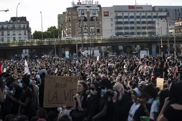 Proteste violente la Paris și în alte orașe din Franța, cu mii de oameni pe străzi