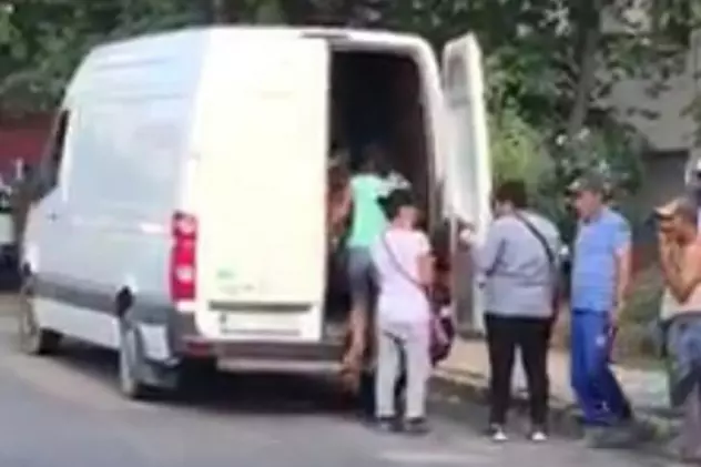 VIDEO | Zeci de muncitori din Galați, înghesuiți într-o dubă de marfă. Ce amendă a primit șoferul