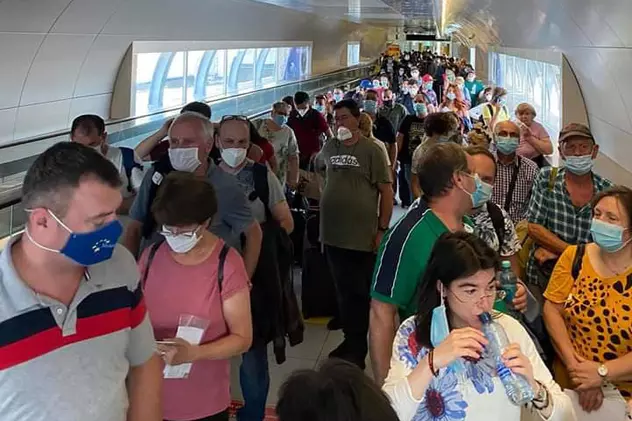 Sute de pasageri pe Aeroportul Henry Coandă, înghesuiți în tunel la intrarea în România. Doar doi reprezentanți DSP le iau declarațiile