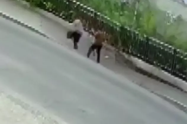 VIDEO | Imagini șocante surprinse în China. Un trotuar s-a prăbușit în timp ce două persoane se plimbau pe el