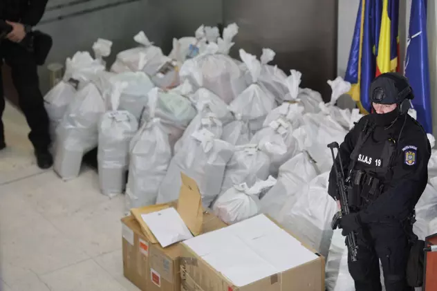 Jumătate de tonă de cocaină, descoperită în cutii de banane, într-un depozit din București