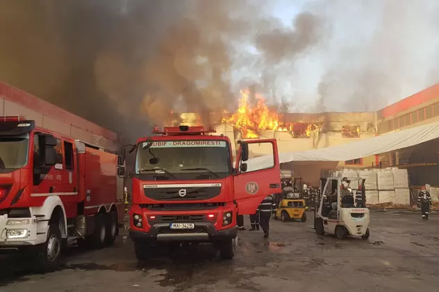 VIDEO | Incendiu puternic la două hale din Bragadiru
