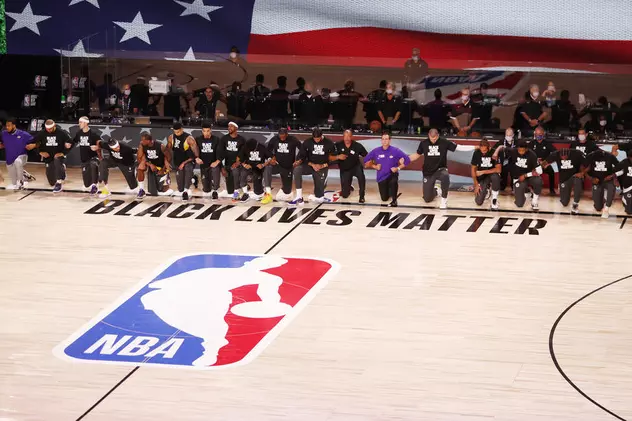S-a reluat sezonul în NBA. Jucătorii au îngenuncheat împotriva rasismului FOTO: EPA
