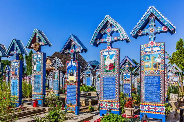 Povestea Cimitirului Vesel din Săpânța - ce mesaje sunt scrise pe crucile viu colorate
