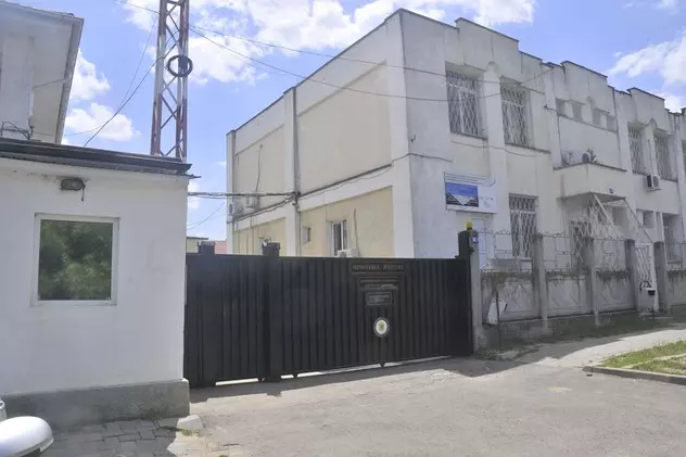 Directorul adjunct al Penitenciarului Bacău, demis din funcţie din cauza unor deficienţe constatate ”pe linia siguranţei locului de deţinere”