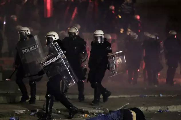 VIDEO  |  Poliția sârbă a arestat 71 de persoane, după o nouă seară de proteste la Belgrad