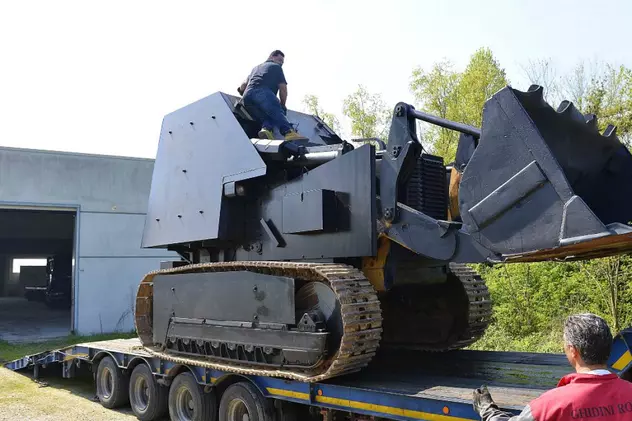VIDEO | Un moldovean și șase italieni, arestați pentru construcția unui tanc în Italia. Ce voiau să facă cu el