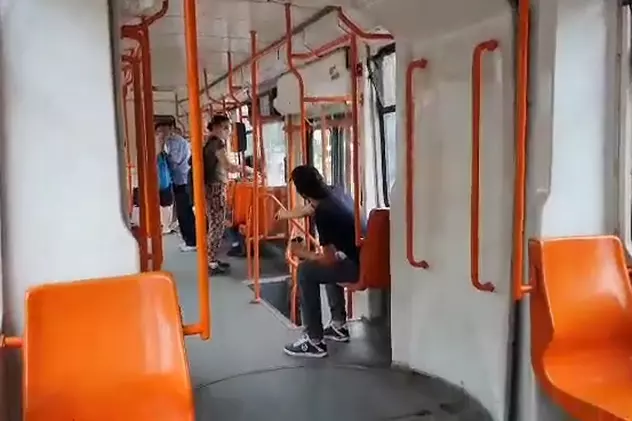 VIDEO | Scandal într-un tramvai din Capitală, pe tema purtării măștii de protecție. „O să stai cu țeava-n gât!”