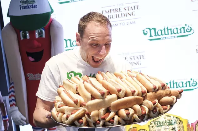Record mondial la mâncat hotdogi. A înghițit 75 de bucăți în 10 minute