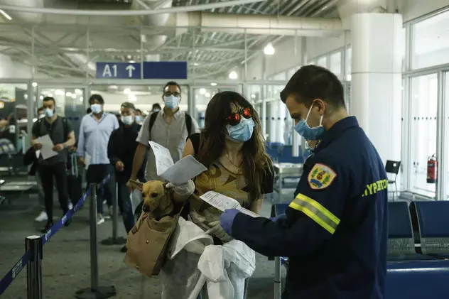 Noi restricții pentru românii care merg cu avionul în Grecia. Turiștii sunt obligați să prezinte un test negativ de COVID la intrarea în țară