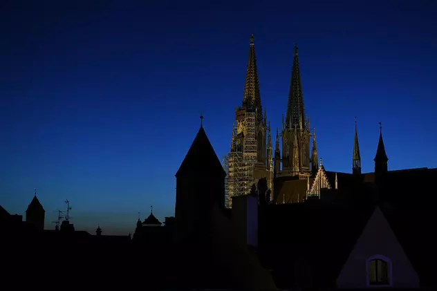 Un bărbat a căzut de schela catedralei din Regensburg în timp ce-și făcea un selfie