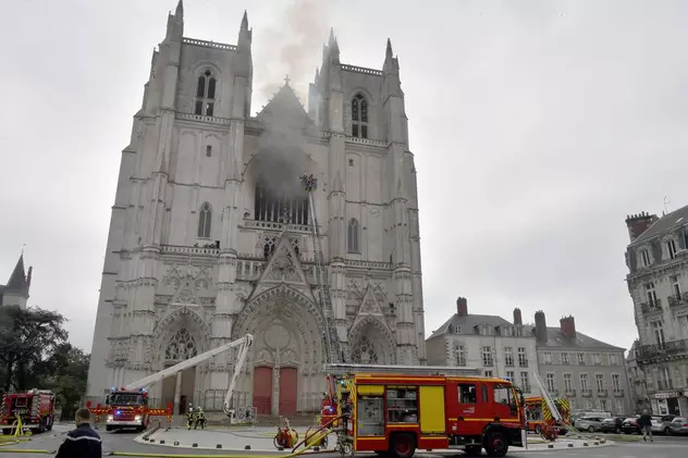 VIDEO | Incendiu puternic la catredrala din orașul francez Nantes. Polițiștii investighează un foc pus intenționat