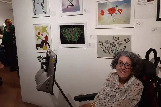 Povestea emoționantă a unei britanice care pictează cu ochii, după ce a rămas paralizată: „E fantastic faptul că tehnologia a făcut asta posibil”