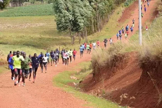 Atleți kenyeni antrenându-se în Iten