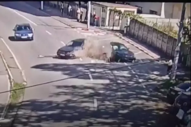 VIDEO | Momentul în care o femeie este lovită din plin de o mașină pe o stradă din Sibiu. Victima a ajuns la spital. Imagini cu impact emoțional