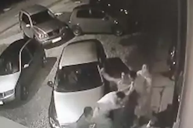Bătaie în Timiș, între mai mulți tineri și cei care i-au dat afară din bar din cauză că nu aveau mască sanitară