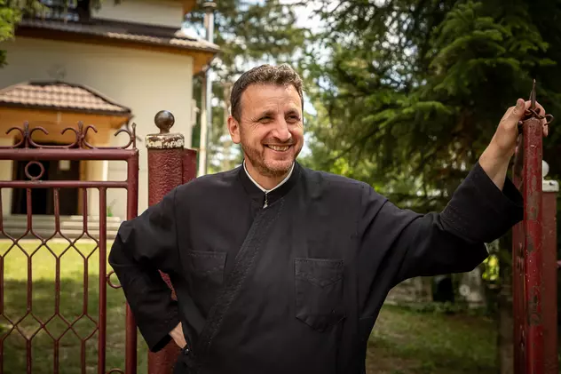 VIDEO | Un preot din Slănic îi atrage pe tineri la biserică cu arte marțiale: „Învață să se protejeze! Credeaţi că e vorba doar de întors obrazul în creştinism?”