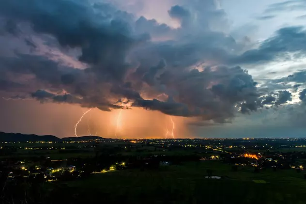 VIDEO Avertizări meteo pentru aproape jumătate de țară. Care sunt județele vizate de cod portocaliu de furtuni