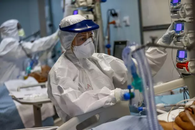 În unitățile sanitare de profil, numărul total de persoane internate cu COVID-19 este de 7.205 Dintre acestea, 502 sunt internate la ATI