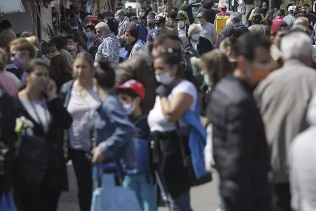 Oameni pe stradă, cu mască de protecție | Foto: Inquam Photos / Octav Ganea