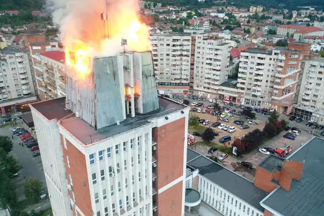 Incendiu puternic la sediul Consiliului Județean și Prefecturii Caraș-Severin. Foto: ISU Caraș-Severin