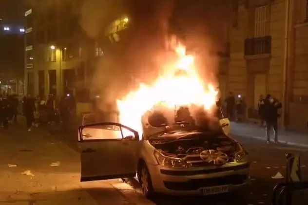 VIDEO | Violențe și mașini incendiate la Paris, după ce PSG a pierdut finala Champions League în fața lui Bayern. Cum s-a sărbătorit la Munchen