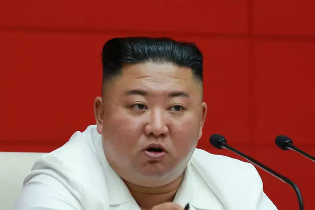 Blugii rupți și mulați, interziși în Coreea de Nord de Kim Jong Un