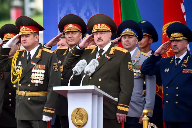 Preşedintele belarus Aleksandr Lukaşenko (centru) i-a ordonat armatei să apere integritatea teritorială a ţării FOTO: EPA-EFE/SERGEI GAPON
