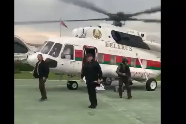VIDEO | Lukașenko, filmat înarmat cu un Kalașnikov în mână în timpul protestelor de amploare