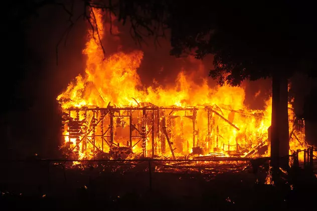 VIDEO | Incendii devastatoare în statul american California. Mii de oameni au fugit din calea focului, abandonându-și casele
