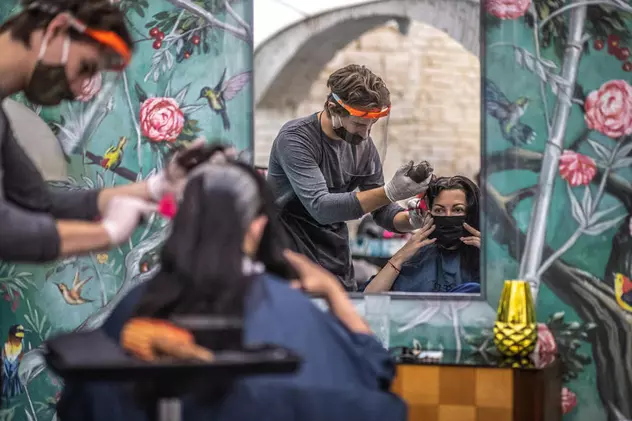 Masca de protecție redevine obligatorie în Cehia în spații publice închise, de la 1 septembrie