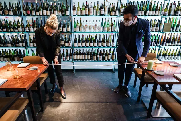 Restaurantele se deschid mâine cu distanță de doi metri între mese. Câte persoane au voie la o masă