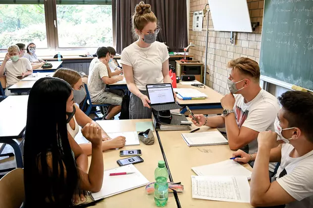 Deutsche Welle: O parte dintre elevii din Germania riscă să fie exmatriculați dacă nu poartă masca inclusiv la orele de curs (foto EPA)