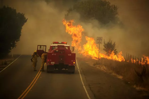 Incendiile din California fac ravagii. Cel puțin șase morți și peste 100.000 de oameni evacuați