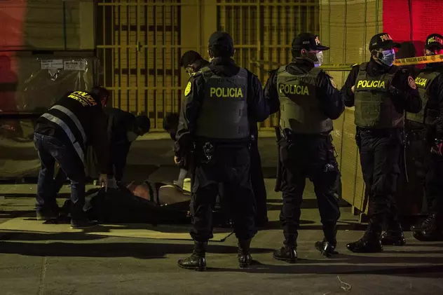Cel puțin 13 persoane au murit și alte trei au fost rănite în îmbulzeala creată într-un club de noapte din Lima, Peru, în timp ce participanții încercau să scape de un raid al poliției Foto: EPA