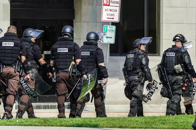 Garda Națională SUA a fost mobilizată în Wisconsin, în așteptarea unor noi proteste, după ce un bărbat de culoare a fost împușcat de polițiști