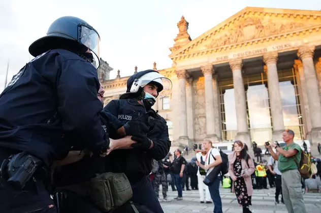 Poliția din Berlin a arestat 300 de participanți la protestele față de măsurile anti-COVID impuse în Germania