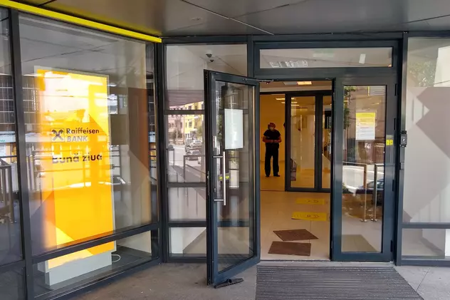 Probleme pentru clienții Raiffeisen Bank. Timp de o oră, tranzacțiile cu cardul de debit nu au funcționat la POS-uri