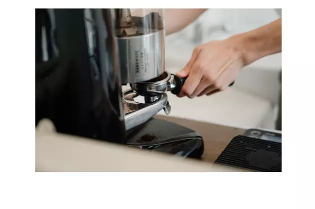 (Publicitate) Ce alegem pentru un espresso de dimineață: Espressor automat sau Espressor manual?