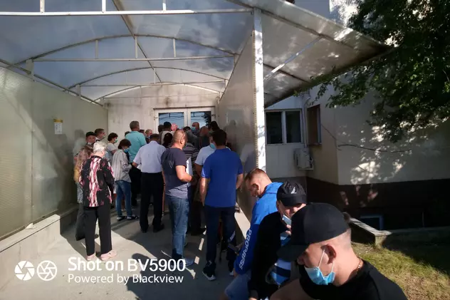 Înghesuială mare la ambulatoriul Spitalului Județean Ploiești. Directorul medical dă vina pe pacienți: ”Oamenii nu ascultă”