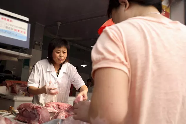 VIDEO | În China, carnea de porc începe să devină cadou de sărbători pentru angajați
