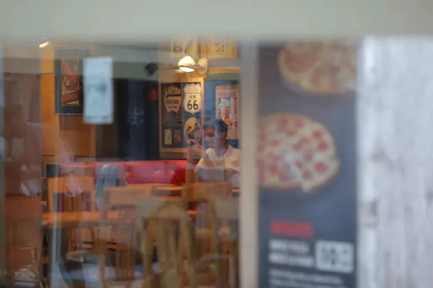 FOTO | Cum a arătat prima zi în care s-au redeschis restaurantele. Clienții preferă să stea afară, pe terase