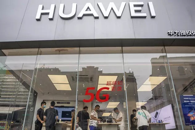 Legea 5G, pe agenda ședinței de Guvern de joi. Grupul chinez Huawei va fi exclus de la furnizarea de echipamente de telecomunicații în România. Sediu Huawei pe ca cărui ușă scrie 5G
