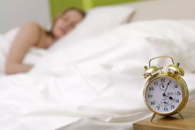 Studiu: Dormitul cu o oră mai mult ajută la pierderea în greutate