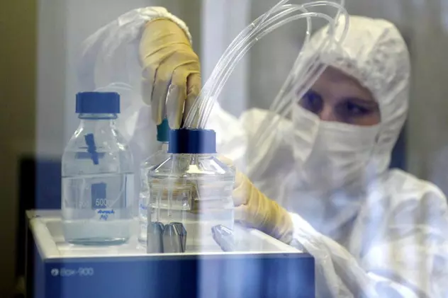 VIDEO AstraZeneca a suspendat testele cu vaccinul său anti-COVID, după ce un voluntar a suferit o “boală inexplicabilă”
