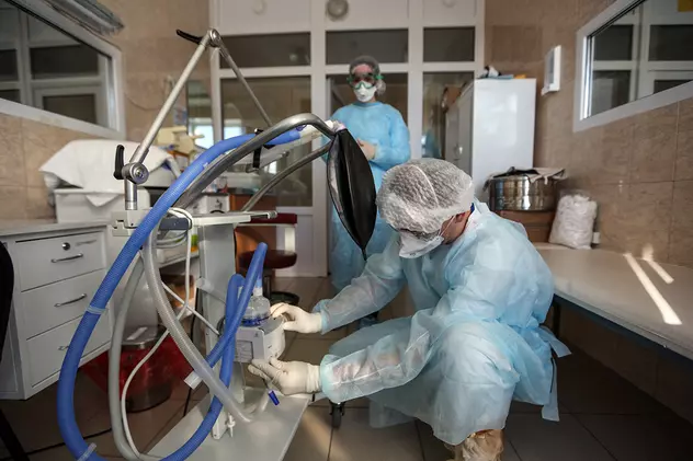 Medic legist spune ce a văzut la autopsii. “Bacteriile nosocomiale care dau lovitura de grație pacienților COVID pot ajunge în plămânii lor prin aparatele de ventilat contaminate”