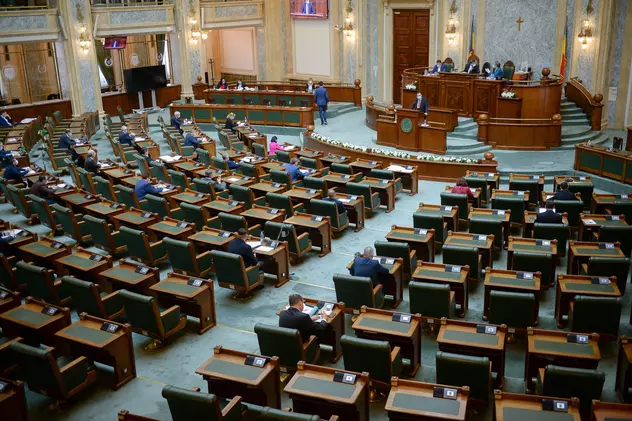 Parlamentul schimbă legea ANCOM, instituția care face licitația 5G. USR și PNL acuză crearea de sinecuri politice. Senatul României