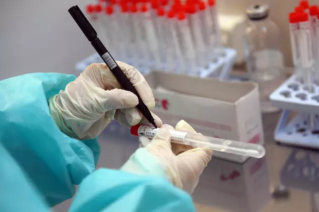 AstraZeneca a suspendat testele cu vaccinul său anti-COVID, după ce un voluntar a suferit o “boală inexplicabilă”